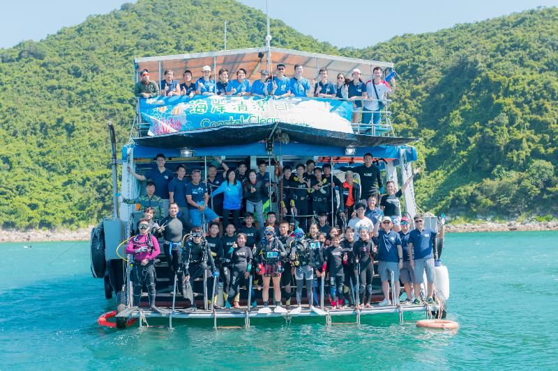 The Agriculture, Fisheries and Conservation Department and the Hong Kong Underwater Association jointly held a Coastal Clean-up Day for the sixth year at Sharp Island in Sai Kung today (September 21). 56 volunteers including divers were recruited to help clean up the beach and the nearby seabed.
