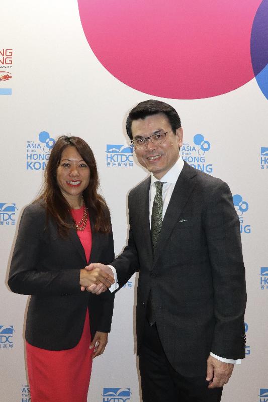 The Secretary for Commerce and Economic Development, Mr Edward Yau (right), meets with the Treasurer of the State of California, Ms Fiona Ma (left) during the "Think Asia, Think Hong Kong" Symposium organised by the Hong Kong Trade Development Council in Los Angeles, the United States today (September 20, US West Coast time).
