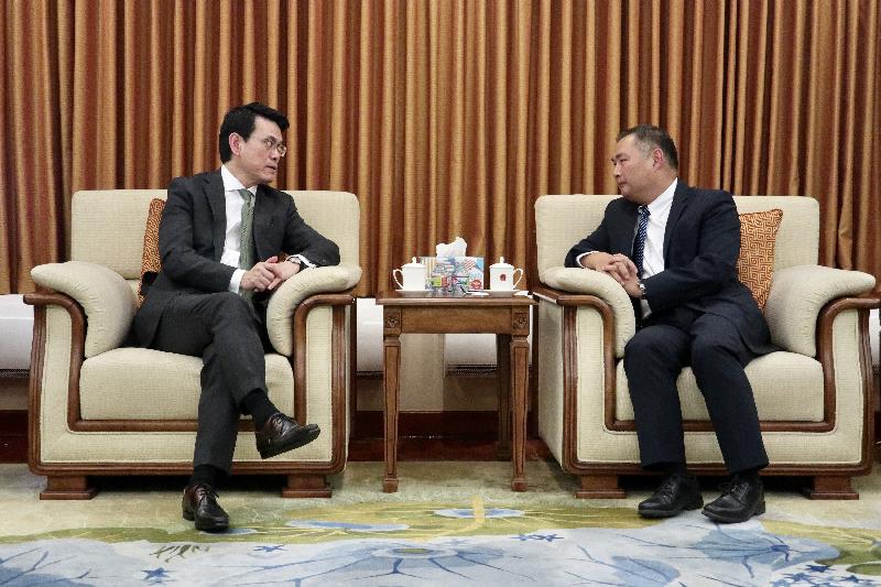 The Secretary for Commerce and Economic Development, Mr Edward Yau (left), pays a courtesy call on the Chinese Consul General in Los Angeles, Mr Zhang Ping (right), in Los Angeles, the United States today (September 20, US West Coast time).
