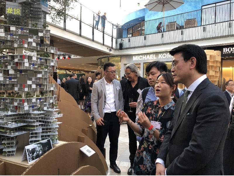 The Secretary for Commerce and Economic Development, Mr Edward Yau, officiated at the opening ceremony of the architecture exhibition "Island_Peninsula" staged by the Hong Kong Institute of Architects in Los Angeles, the United States today (September 20, US West Coast time). Photo shows Mr Yau (first right) touring at the exhibition venue.
