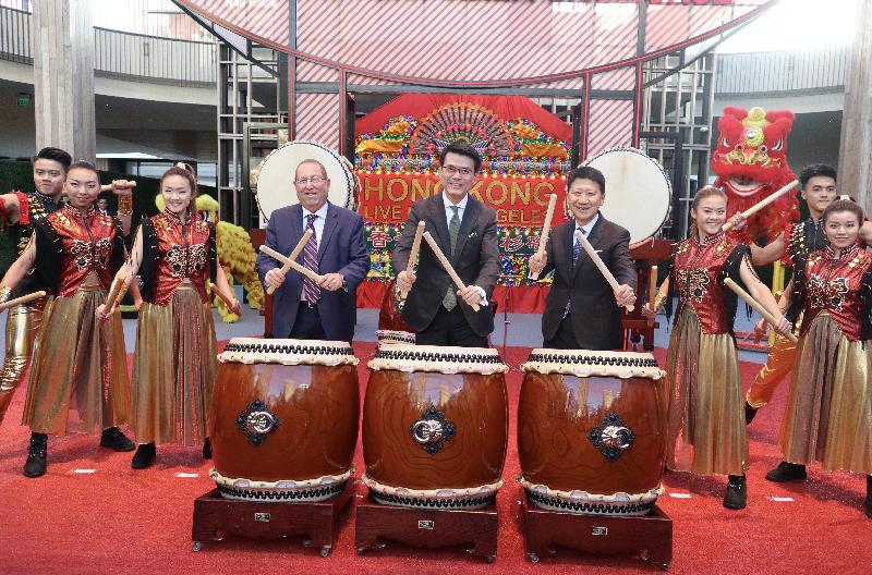 The Secretary for Commerce and Economic Development, Mr Edward Yau, officiated at the opening ceremony of "Hong Kong‧Live in Los Angeles - Greater Bay Area Showcase" a tourism promotion event organised by the Hong Kong Tourism Board, in Los Angeles, the United States today (September 20, US West Coast time). Mr Yau (centre) is pictured with the Chairman of the Hong Kong Tourism Board, Dr Pang Yiu-kai (first right).
