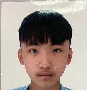 13-year-old boy Chang Miu-sum is about 1.65 metres tall, 54 kilograms in weight and of thin build. He has a pointed face with yellow complexion and short black hair. He was last seen wearing black short-sleeved T-shirt, blue short jeans and white sports shoes.