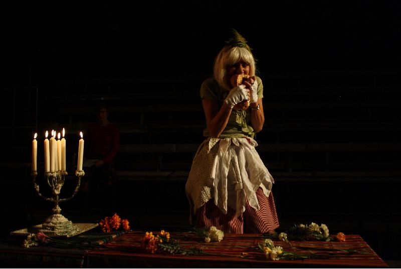 丹麦欧丁剧场演出的《慢性人生》是「世界文化艺术节2019——北欧五国」节目之一。剧团经常多语演出，在欧亚美洲多国巡演《慢性人生》时，均不设字幕。
