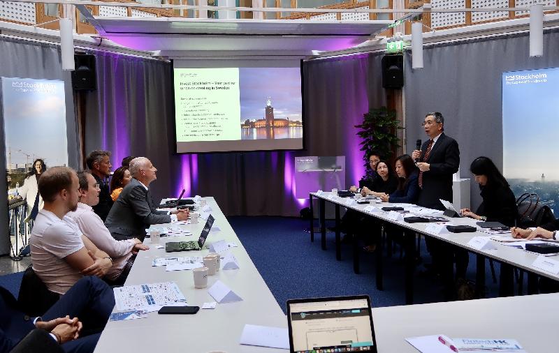 The Secretary for Financial Services and the Treasury, Mr James Lau, started his visit to Stockholm, Sweden yesterday (September 23, Stockholm time). Photo shows Mr Lau (second right) exchanging views with Findec and its member companies on the development of various Fintech applications on both sides.