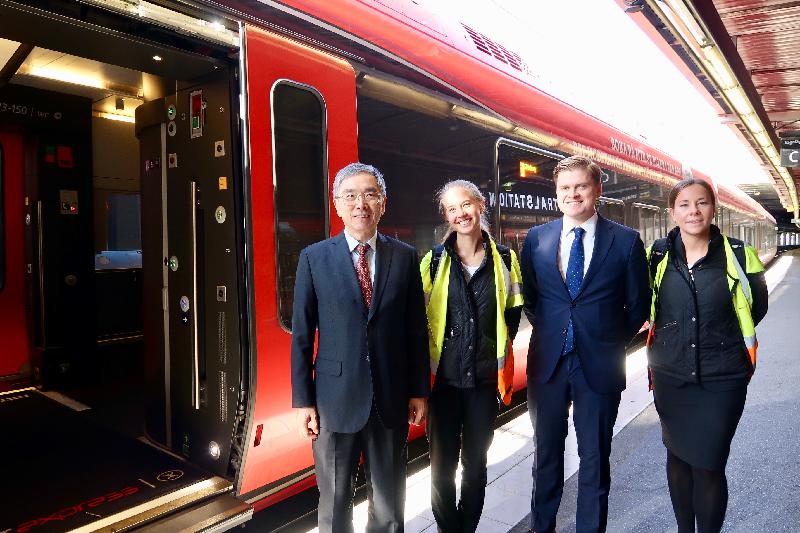 財經事務及庫務局局長劉怡翔昨日（斯德哥爾摩時間九月二十三日）展開瑞典斯德哥爾摩的訪問行程。他（左一）在參觀香港鐵路有限公司在瑞典全資擁有的附屬公司MTR Nordic AB時，了解員工的工作。
