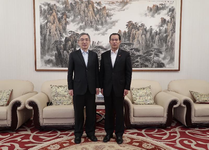 財經事務及庫務局局長劉怡翔昨日（斯德哥爾摩時間九月二十三日）展開瑞典斯德哥爾摩的訪問行程。圖示劉怡翔（左）與中國駐瑞典大使桂從友（右）會面。