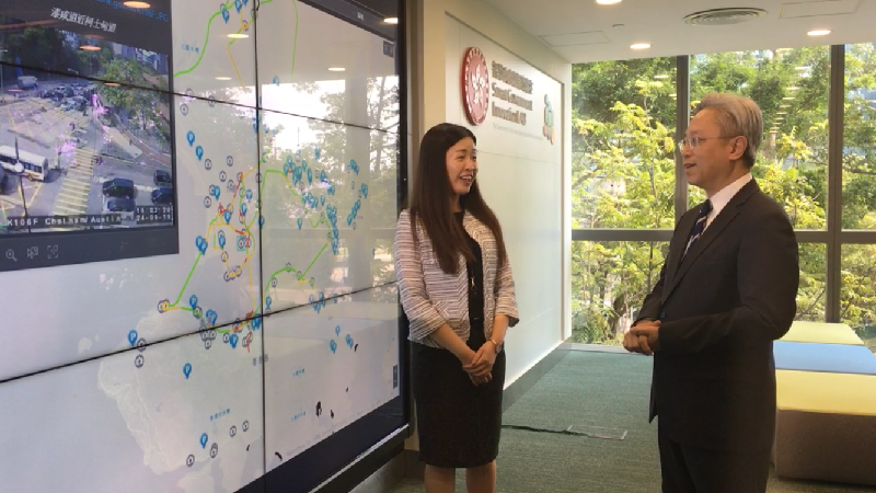 The Secretary for the Civil Service, Mr Joshua Law, visited the Office of the Government Chief Information Officer today (September 24). Photo shows Mr Law (right) being briefed on the city dashboard at the Smart Government Innovation Lab. The city dashboard presents livelihood-related open data from data.gov.hk on interactive charts and geoinfo maps for easy browsing by the general public.