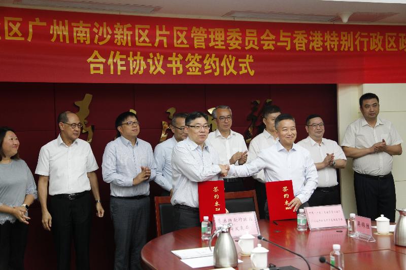 The Permanent Secretary for Development (Works), Mr Lam Sai-hung (front row, first left), and the Deputy Director of the Administrative Committee of the Nansha Area of Guangzhou, Mr Shi Yong (first row, first right), sign the "Cooperation Agreement between the Administrative Committee of the Nansha Area of Guangzhou of China (Guangdong) Pilot Free Trade Zone and the Development Bureau" in Nansha, Guangzhou, today (September 24) to promote collaboration and interaction of the construction and related sectors in Hong Kong and Nansha.