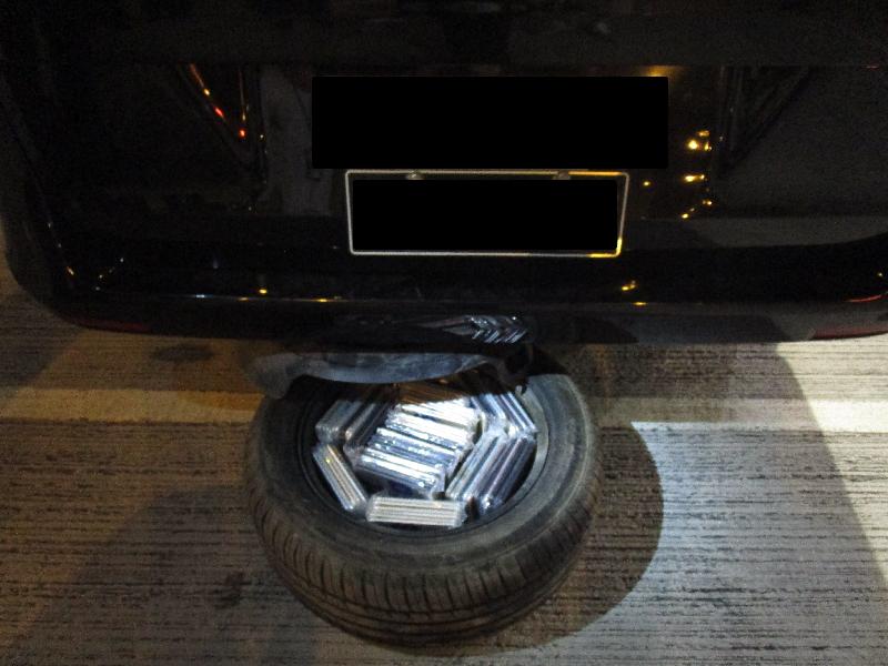 Hong Kong Customs today (September 24) seized 328 suspected smuggled smartphones with an estimated market value of about $1 million at the Hong Kong-Zhuhai-Macao Bridge Hong Kong Port. Photo shows suspected smuggled smartphones concealed in a spare tyre.