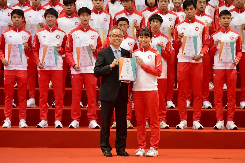 The Secretary for Home Affairs, Mr Lau Kong-wah, officiated at the celebration reception for the Hong Kong Special Administrative Region Delegation to the 2nd National Youth Games (NYG) today (September 24). Photo shows Mr Lau (front row, left) presenting commendation certificates to gold medallists of the 2nd NYG.