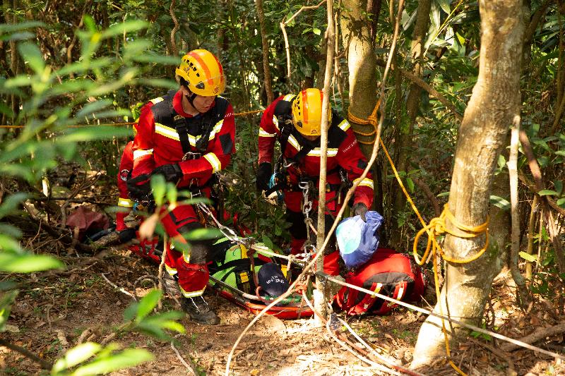 消防处高空拯救专队在今日（九月二十五日）举行的跨部门山火暨攀山拯救行动演习模拟拯救一名伤者。
