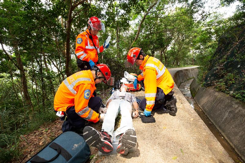 救護人員在今日（九月二十五日）舉行的跨部門山火暨攀山拯救行動演習模擬處理一名傷者。
