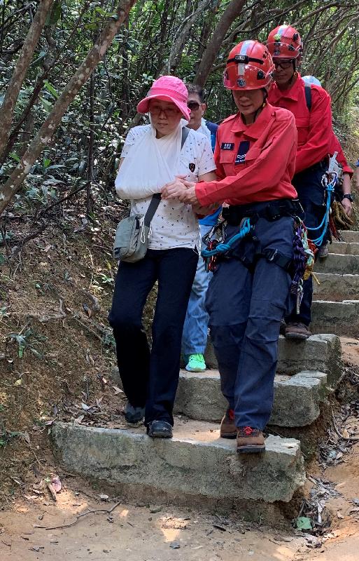 民眾安全服務隊人員在今日（九月二十五日）舉行的跨部門山火暨攀山拯救行動演習模擬拯救傷者。
