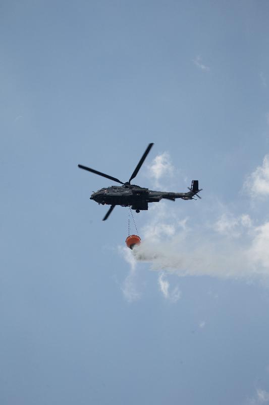 在今日（九月二十五日）举行的跨部门山火暨攀山拯救行动演习，政府飞行服务队派出直升机投掷水弹协助扑救。