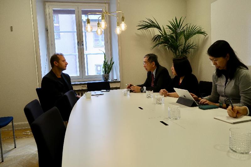 The Secretary for Financial Services and the Treasury, Mr James Lau, continued his visit to Stockholm, Sweden yesterday (September 24, Stockholm time). Photo shows Mr Lau (third right) visiting FundedByMe, a crowdfunding platform, where he was briefed on its operation to help startups and small and medium sized enterprises raise capital.