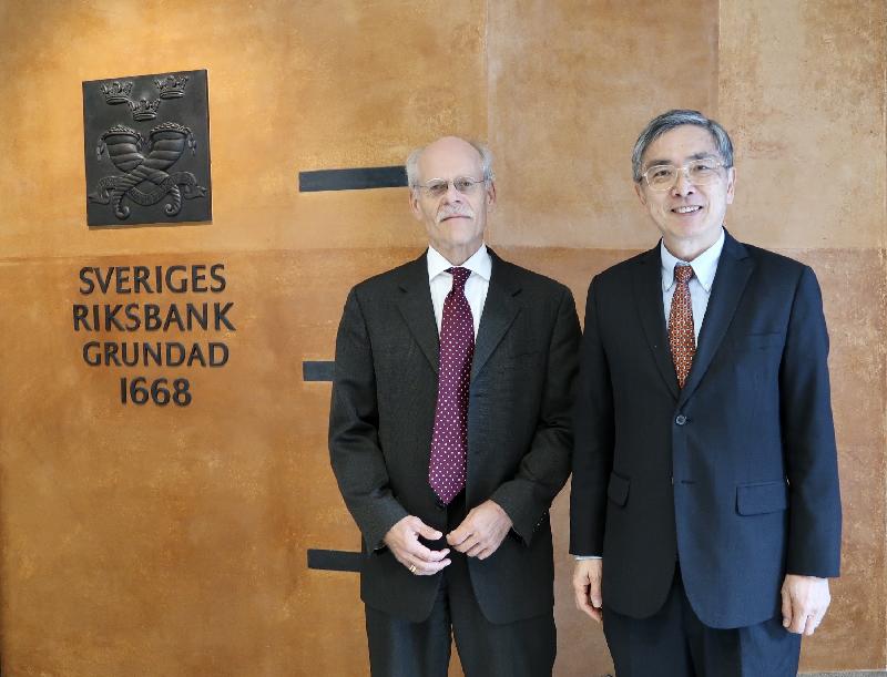 財經事務及庫務局局長劉怡翔昨日（斯德哥爾摩時間九月二十四日）繼續在瑞典斯德哥爾摩的訪問行程。他（右）與瑞典中央銀行行長斯特凡．英韋斯（左）會面，雙方談及香港最新的情況。

 