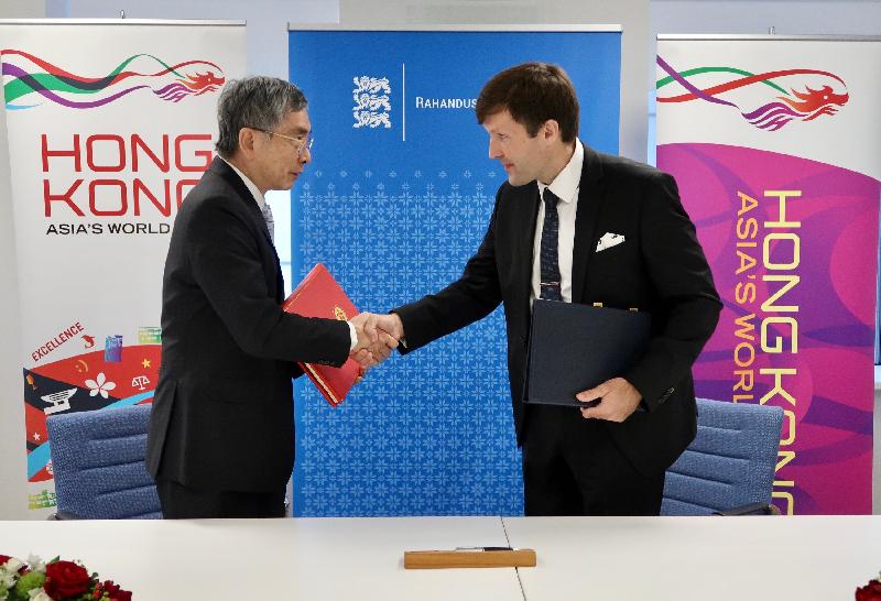 The Secretary for Financial Services and the Treasury, Mr James Lau (left), exchanges documents with the Minister of Finance of Estonia, Mr Martin Helme (right), after signing a comprehensive avoidance of double taxation agreement in Tallinn, Estonia yesterday (September 25, Tallinn time).