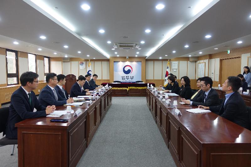 The Secretary for Justice, Ms Teresa Cheng, SC (fourth right), began her visit in Seoul, Korea, today (September 25). Photo shows Ms Cheng meeting with the Vice Minister of Justice of Korea, Mr Kim Osu (fourth left).