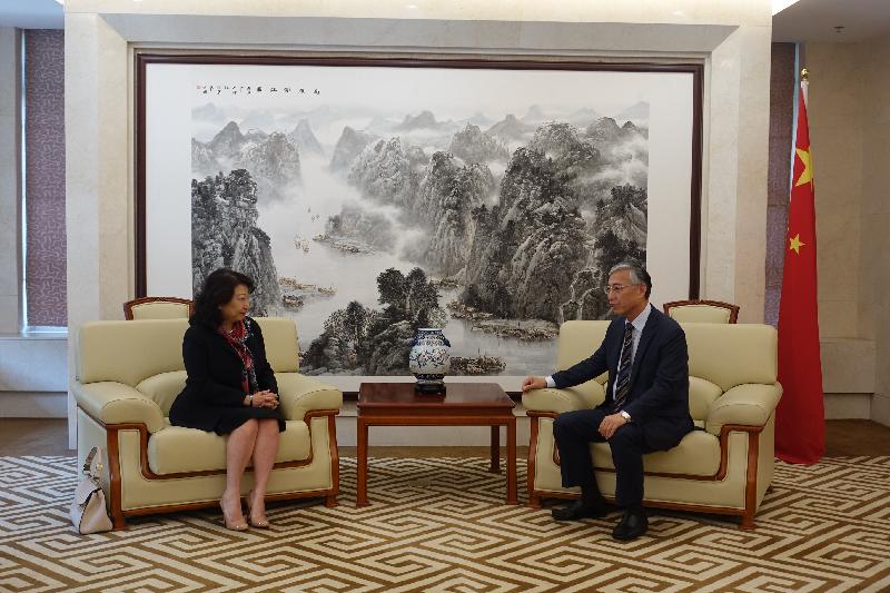 The Secretary for Justice, Ms Teresa Cheng, SC (left), calls on the Chinese Ambassador to the Republic of Korea, Mr Qiu Guohong (right), in Seoul, Korea, this afternoon (September 26).
