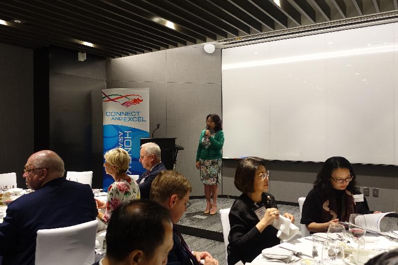 律政司司長鄭若驊資深大律師於九月二十五日晚上在韓國首爾設宴歡迎在當地工作的著名法律界專家及執業者，向他們介紹香港法律方面的最新發展。