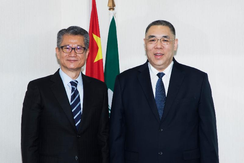 The Financial Secretary, Mr Paul Chan (left), today (September 26) visited Macao and met with the Chief Executive of the Macao Special Administrative Region, Mr Chui Sai-on.