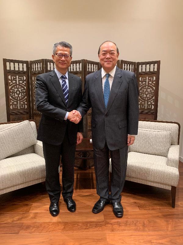 The Financial Secretary, Mr Paul Chan, today (September 26) visited Macao. Photo shows Mr Chan (left) shaking hands with the Chief Executive-elect of the Macao Special Administrative Region, Mr Ho Iat-seng.