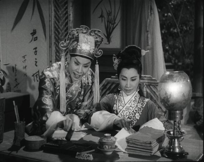 为响应「世界视听遗产日」，康乐及文化事务署香港电影资料馆于十月二十七日推出特备节目，放映《蝶影红梨记》（1959）修复版。图示《蝶影红梨记》修复版剧照。