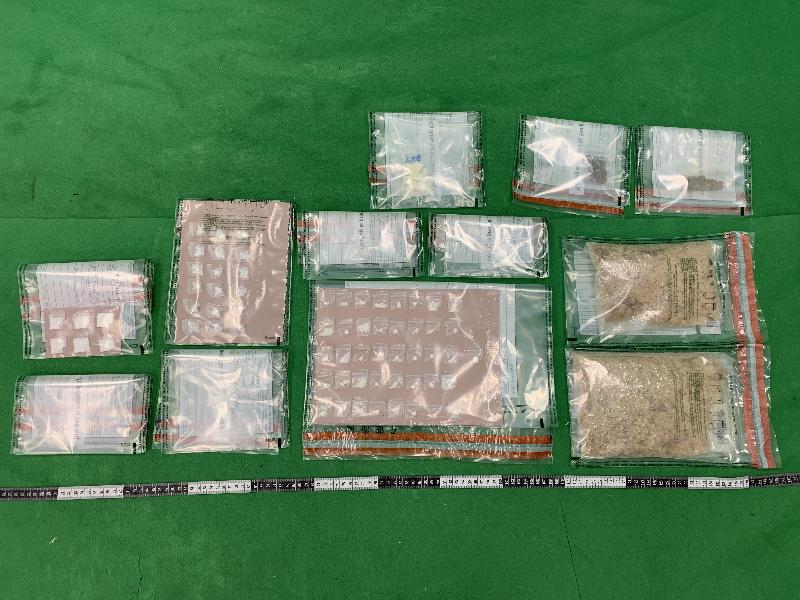 香港海关九月十六日及今日（九月二十八日）分别在香港国际机场、观塘及油塘检获一批共约一点一公斤怀疑毒品，估计市值约四十万元。