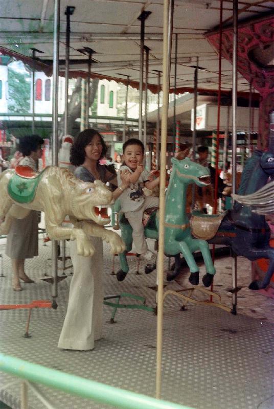 政府檔案處歷史檔案館將於十月一日至三十日在沙田公共圖書館舉行「童趣‧童遊：香港兒童玩樂點滴」流動展覽。圖示一九八○年代荔園機動遊戲，圖片由Ken Kwong提供。
