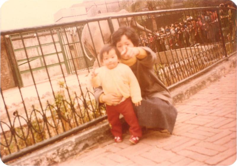 政府檔案處歷史檔案館將於十月一日至三十日在沙田公共圖書館舉行「童趣‧童遊：香港兒童玩樂點滴」流動展覽。圖示一九八○年代一位女孩與她媽媽在荔園和大象「天奴」合照，圖片由馮小姐提供。