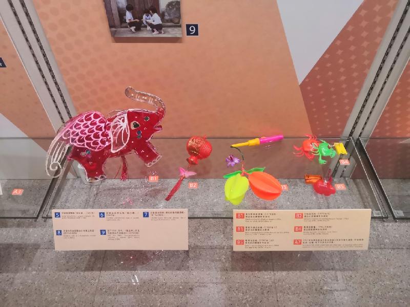 "Pleasure and Leisure: A Glimpse of Children's Pastimes in Hong Kong" roving exhibition at the Sha Tin Public Library from October 1 to 30. Photo shows the precious toy collections lent by members of the public.
