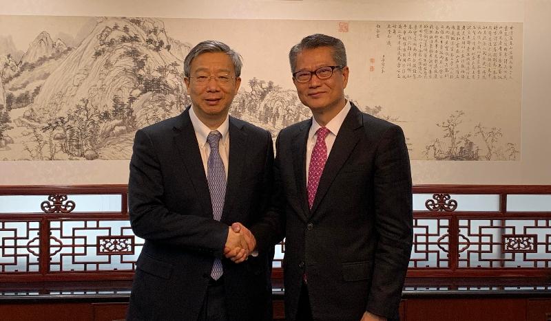 财政司司长陈茂波今日（九月三十日）访问北京，与中央政府财金官员会面。图示陈茂波（右）与中国人民银行行长易纲会面时握手。