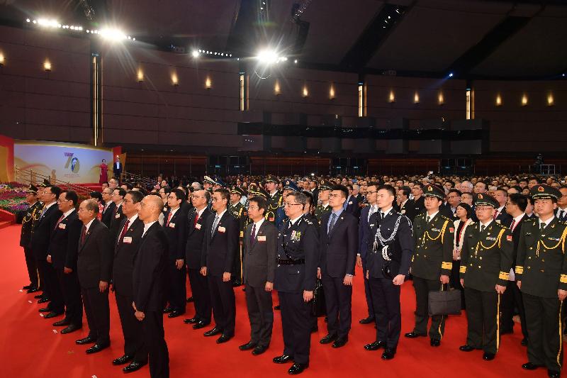 署理行政长官张建宗（前排右三）和主要官员及嘉宾今早（十月一日）观看庆祝中华人民共和国成立七十周年升旗仪式。