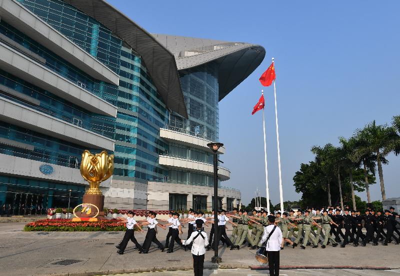 今早（十月一日）在湾仔金紫荆广场举行的庆祝中华人民共和国成立七十周年升旗仪式上，国旗及区旗徐徐升起。
