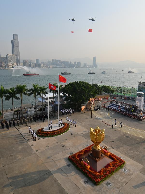 今早（十月一日）在湾仔金紫荆广场举行的庆祝中华人民共和国成立七十周年升旗仪式上，纪律部队和飞行服务队在海上和空中敬礼。