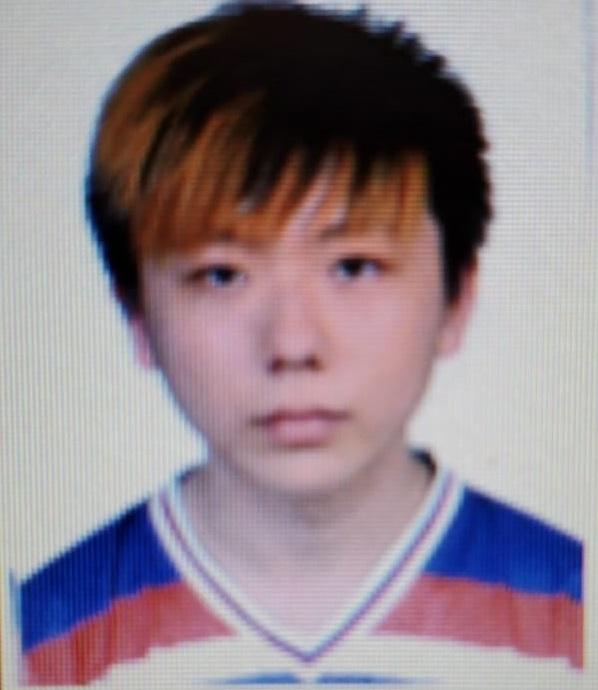 Shum Cheuk-kan, aged 24, is about 1.68 metres tall, 68 kilograms in weight and of medium build. He has a pointed face with yellow complexion and short brown hair. He was last seen wearing a blue short-sleeved shirt, black shorts and black sports shoes.