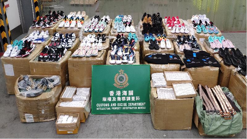 香港海关昨日（十月二日）在青衣检获约五千七百件怀疑冒牌货物，当中包括球鞋、电话配件及服饰，估计市值约八十万元。