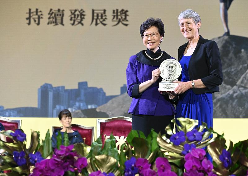 The Chief Executive, Mrs Carrie Lam, attended the Lui Che Woo Prize - Prize for World Civilisation Prize Presentation Ceremony held at the Hong Kong Convention and Exhibition Centre this evening (October 3). Photo shows Mrs Lam (left) presenting the Sustainability Prize to the representative for the Nature Conservancy (right).