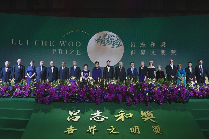 The Chief Executive, Mrs Carrie Lam, attended the Lui Che Woo Prize - Prize for World Civilisation Prize Presentation Ceremony held at the Hong Kong Convention and Exhibition Centre this evening (October 3). Mrs Lam (ninth left) is pictured at the ceremony with the Founder and Chairman of the Board of Governors cum Prize Council of the Lui Che Woo Prize, Dr Lui Che-woo (centre) and his wife, Mrs Lui Chiu Kam-ping (eighth left); Vice-Chairman of the National Committee of the Chinese People's Political Consultative Conference Mr Tung Chee Hwa (ninth right); Deputy Director of the Liaison Office of the Central People's Government in the Hong Kong Special Administrative Region (HKSAR) Mr Tan Tieniu (eighth right); Deputy Commissioner of the Ministry of Foreign Affairs of the People's Republic of China in the HKSAR Mr Yang Yirui (sixth left); the representative for the Sustainability Prize Laureate, the Nature Conservancy (seventh right); the Laureate of the Welfare Betterment Prize, Professor Jennifer A. Doudna (sixth right); the Laureate of the Positive Energy Prize, Ms Fan Jinshi (fifth right); and other guests.