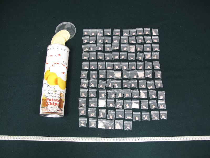 香港海關昨日（十月三日）在港澳客運碼頭，檢獲約三十九克懷疑可卡因，估計市值約五萬五千元。圖示部分檢獲藏於薯片罐中並分拆成一百零六小包的懷疑毒品。