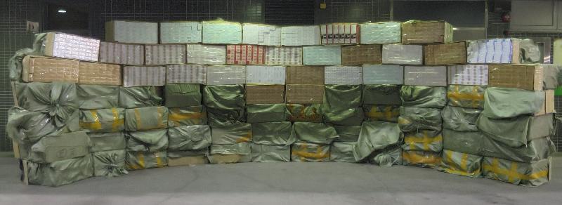 香港海关昨日（十月八日）在深圳湾管制站检获约一百三十万支怀疑私烟，估计市值约三百六十万元，应课税值约二百五十万元。