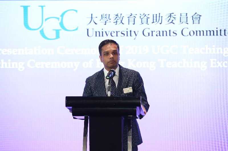 Dr Tushar Chaudhuri, an awardee of the 2019 University Grants Committee Teaching Award, talks about his teaching philosophy today (October 10) at the award presentation ceremony.