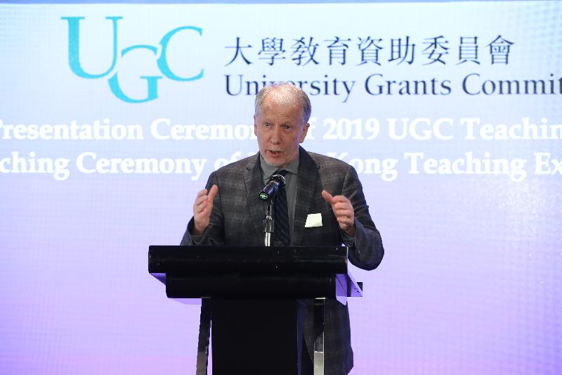 Professor Gray Kochhar-Lindgren, an awardee of the 2019 University Grants Committee Teaching Award, speaks about his team's teaching philosophy today (October 10) at the award presentation ceremony.