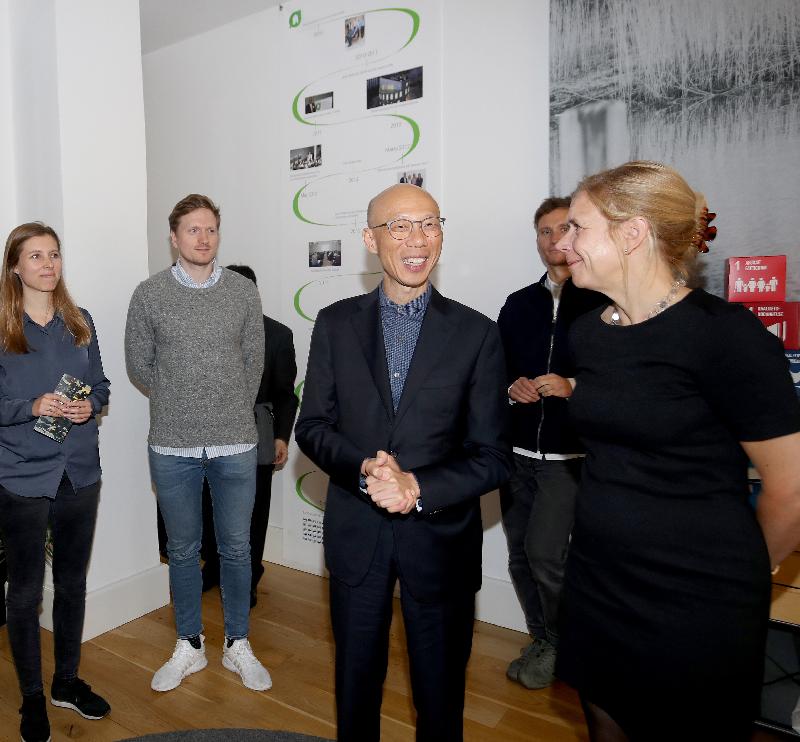 The Secretary for the Environment, Mr Wong Kam-sing (second right), visits the Denmark Green Building Council in Copenhagen, Denmark, on October 9 (Copenhagen time) to learn more about Denmark's measures in promoting green buildings.