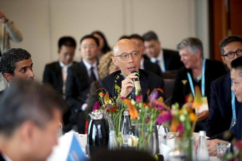 環境局局長黃錦星十月九日（哥本哈根時間）在丹麥哥本哈根出席由C40城市氣候領導聯盟舉辦的亞洲市長「低碳共享發展」論壇，並在會上分享香港的低碳政策。