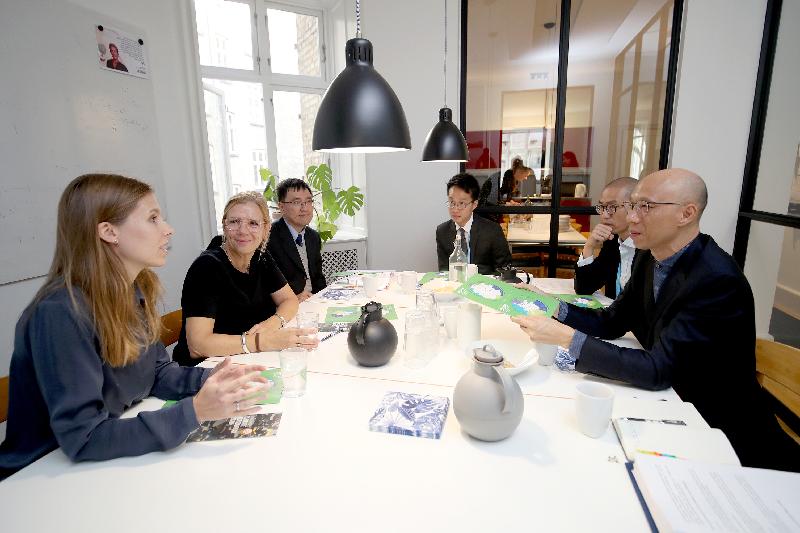 环境局局长黄锦星（右一）十月九日（哥本哈根时间）在丹麦哥本哈根与丹麦绿色建筑议会行政总裁Mette Qvist（左二）会面，就建筑环境相关的能源效益及减少建筑物碳排放等议题交换意见。