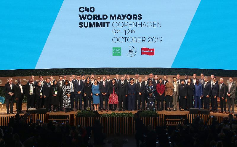环境局局长黄锦星（前排右十二）十月十日（哥本哈根时间）在丹麦哥本哈根继续出席C40城市气候领导联盟二○一九年全球市长峰会，并和参与峰会的市长及代表团成员合照。