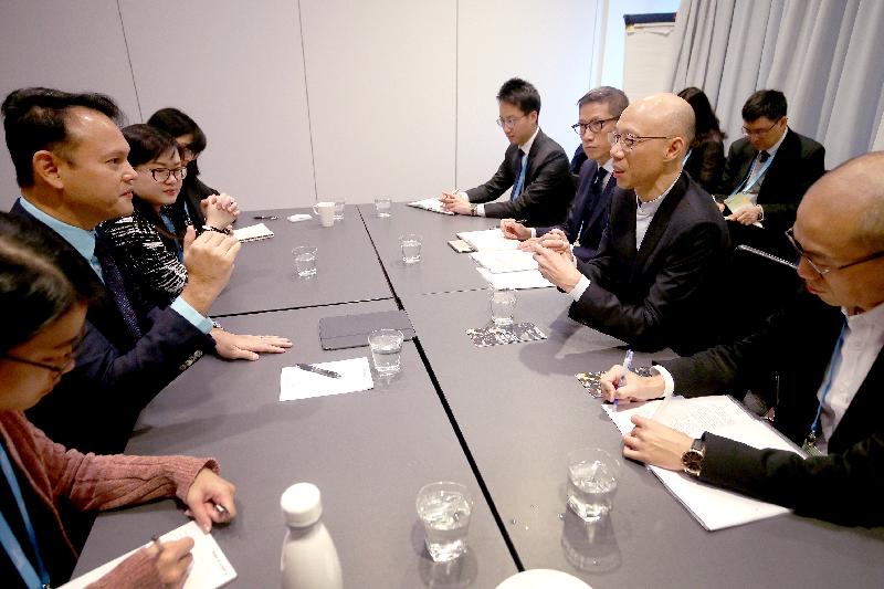 The Secretary for the Environment, Mr Wong Kam-sing (second right), meets with the Minister of State in the Ministry of National Development and the Ministry of Manpower of Singapore, Mr Zaqy Mohamad (second left), in Copenhagen, Denmark, on October 10 (Copenhagen time) to exchange views on climate change-related topics.