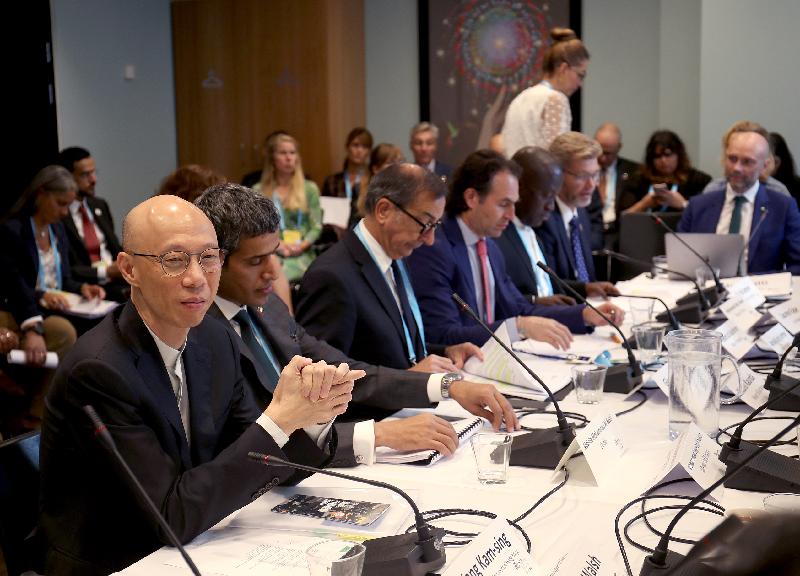 The Secretary for the Environment, Mr Wong Kam-sing (first left), attended the C40 Cities Climate Leadership Group Steering Committee meeting in Copenhagen, Demark on October 11 (Copenhagen time) to exchange views with mayors and officials of other cities on their respective progress in recent climate actions.
