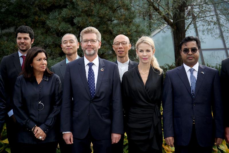 環境局局長黃錦星（後排右）十月十一日（哥本哈根時間）在丹麥哥本哈根出席C40城市氣候領導聯盟指導委員會會議，並和與會者合照。